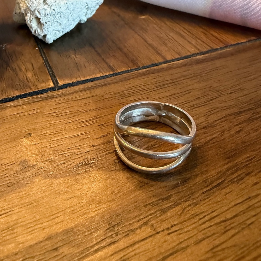 Elegant Silver Women's Ring